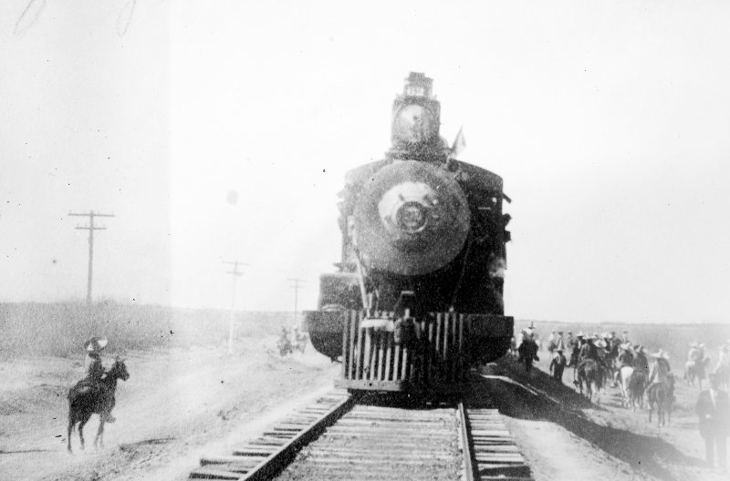 Fuezas de Benjamín Argumedo deteniendo un tren cerca de Torreón (Bain News Service, 1911)