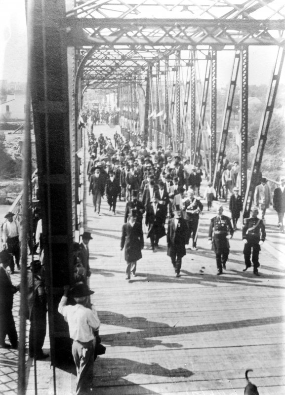 Porfirio Díaz en Ciudad Juárez cruzando el puente hacia El Paso, Texas (Bain News Service, 1910)