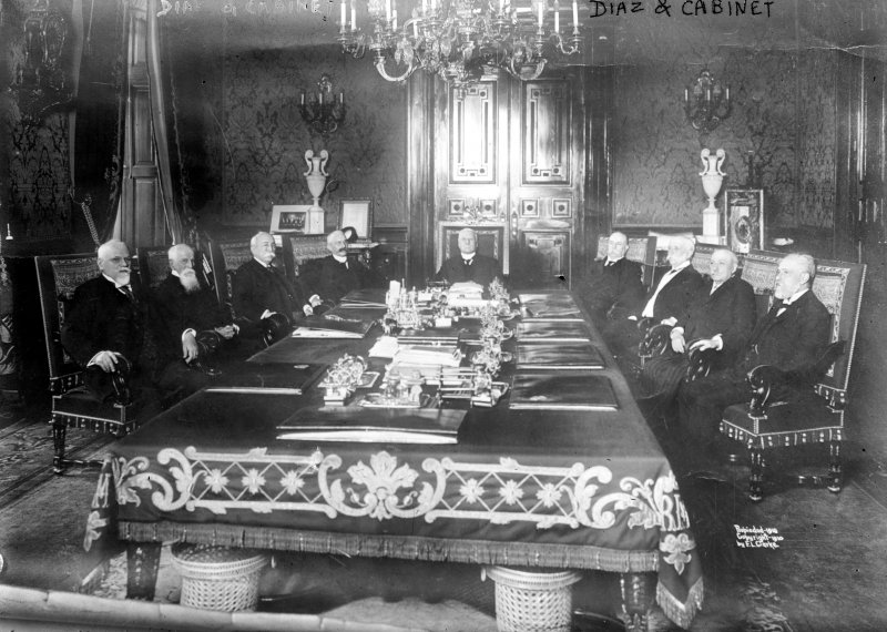 Porfirio Díaz y su gabinete presidencial (Bain News Service, c. 1910)