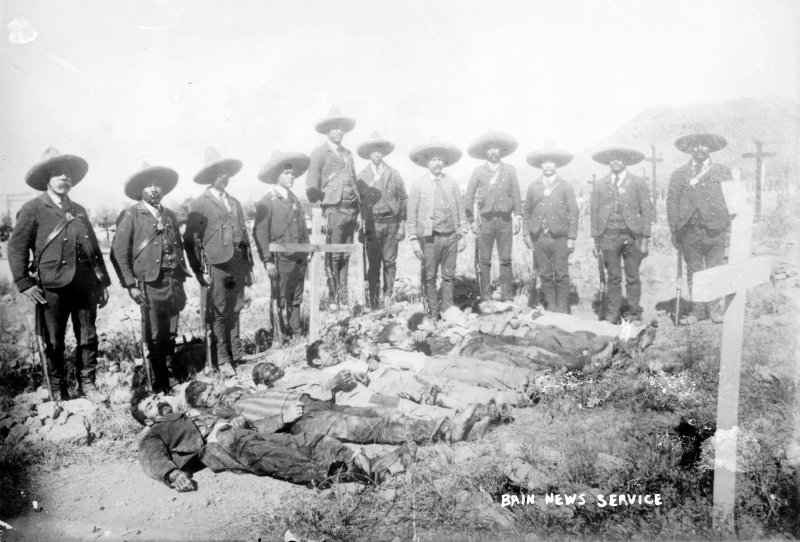 Rurales junto a insurrectos muertos (Bain News Service, c. 1912)