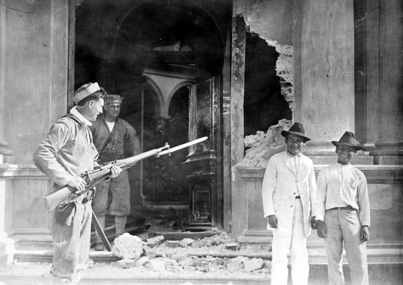 Puerta de la Escuela Naval destruida por las tropas estadounidenses durante la invasión al puerto (Bain News Service, 1914)