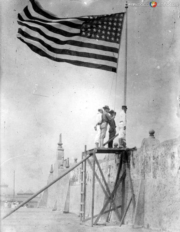 Tropas estadounidenses con bandera durante la invasión a Veracruz (Bain News Service, 1914)