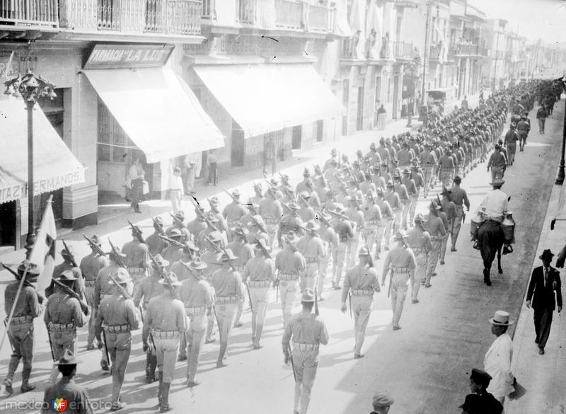 Tropas estadounidenses durante la invasión a Veracruz (Bain News Service, 1914)