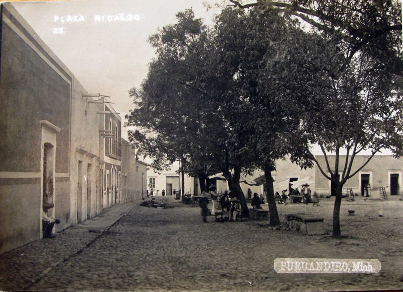 ESCENA EN LA PLAZA