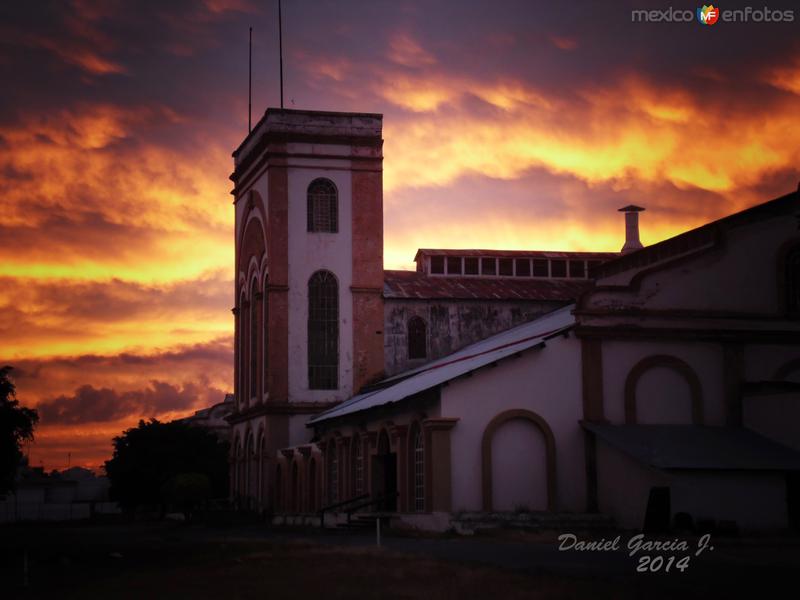 El Buen Tono con un hermoso amanecer