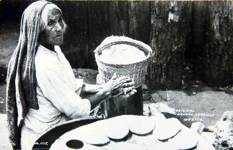 TIPOS MEXICANOS TORTILLERA por el fotografo MANUEL CARRILLO