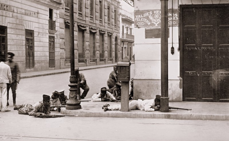 Soldados mexicanos escenificando un combate durante la invasión norteamericana de 1914