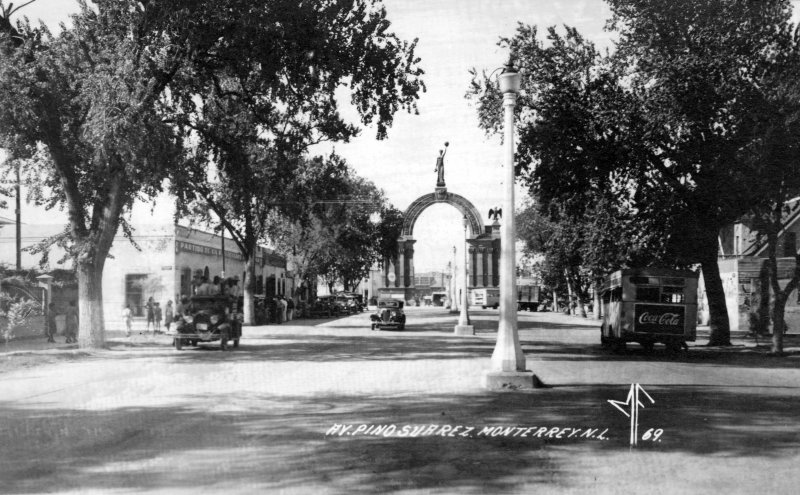 Avenida Pino Suárez y Arco de la Independencia