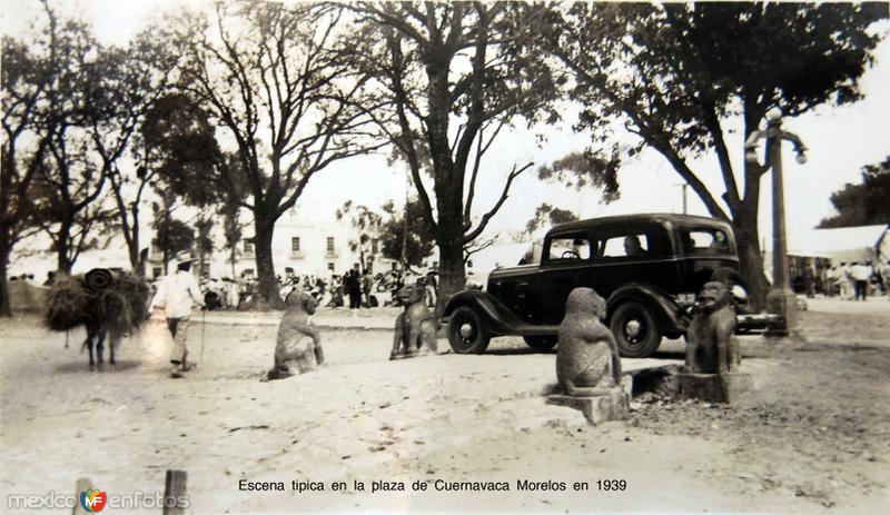 Escena tipica en la plaza de Cuernavaca Morelos en 1939