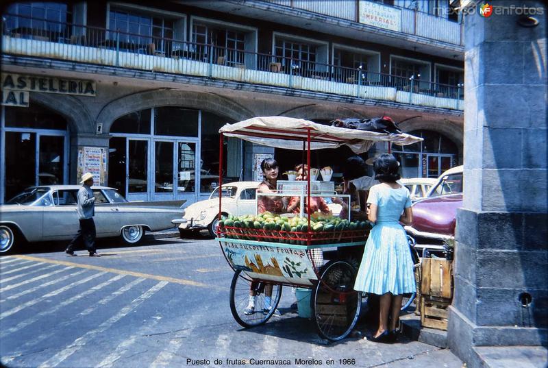 Puesto de frutas Cuernavaca Morelos en 1966