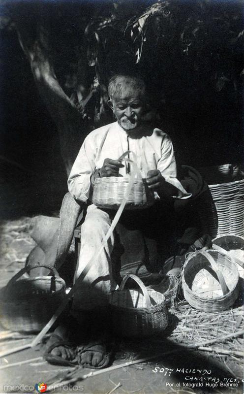 TIPOS MEXICANOS Haciendo Canastas por el fotografo Hugo Brehme