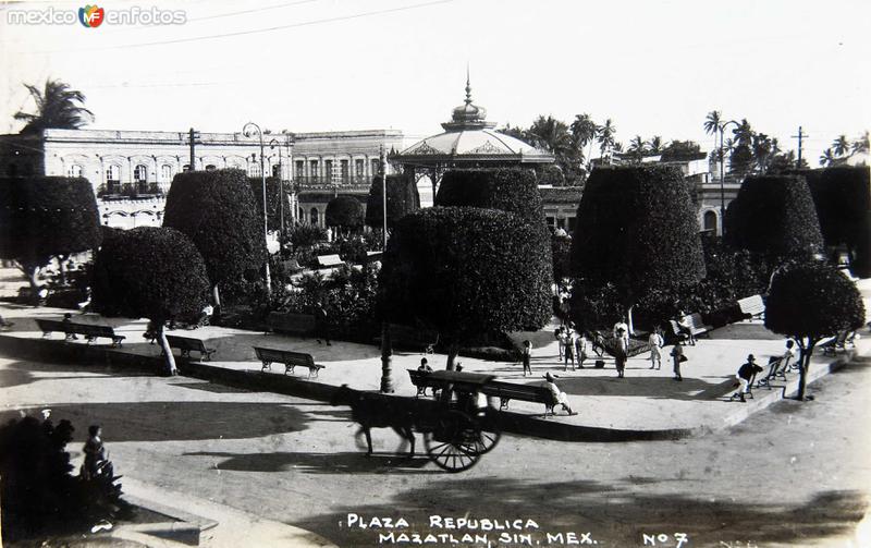 PLAZA DE LA REPUBLICA