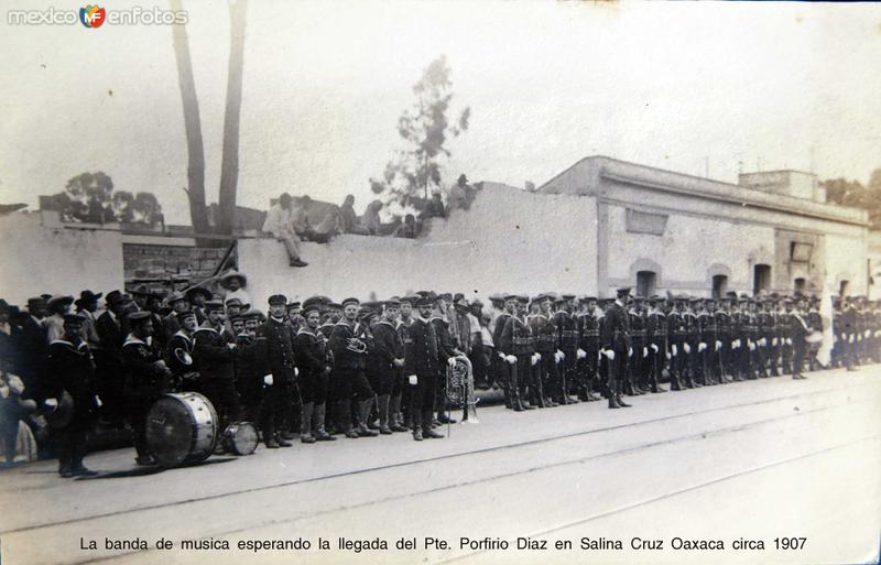 La banda de musica esperando la llegada del Pte. Porfirio Diaz en Salina Cruz Oaxaca