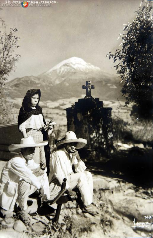 TIPOS MEXICANOS POSANDO PARA LA FOTO