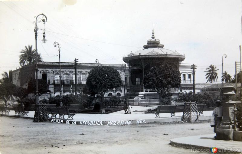 PLAZA DE LA REPUBLICA