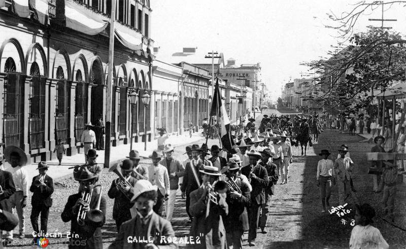 Desfile en la Calle Rosales