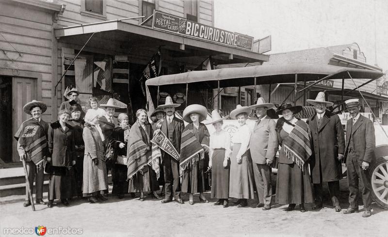 Turistas frente al Big Curio Store en 1916