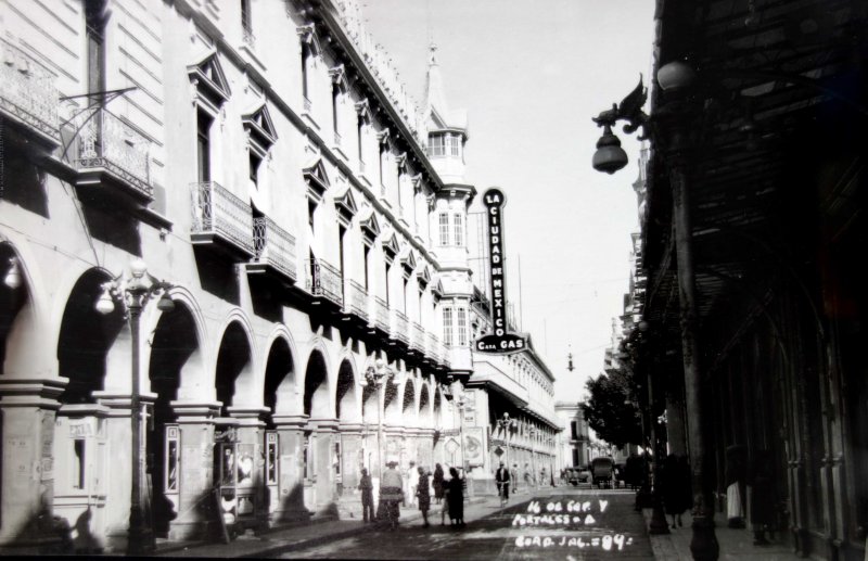 Calle 16 de Septiembre y los portales