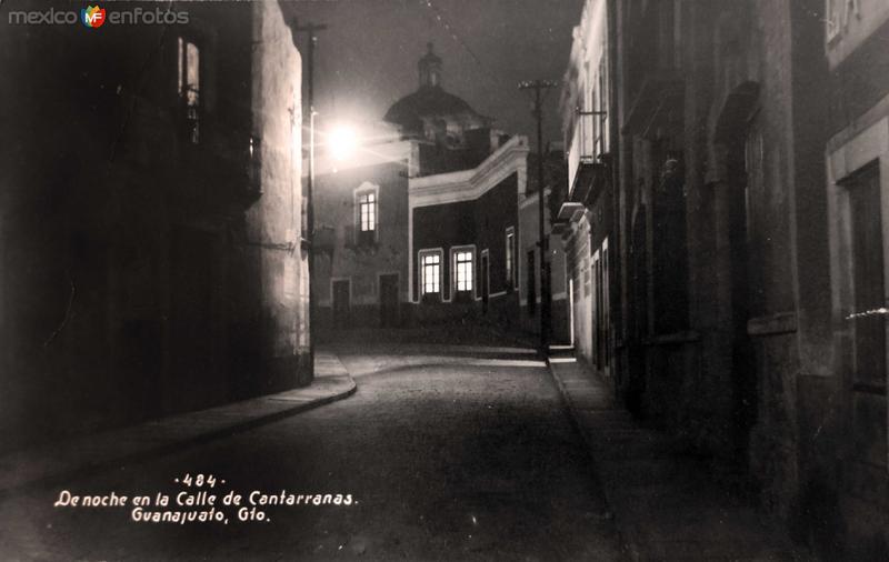 Calle de Cantaranas de Noche
