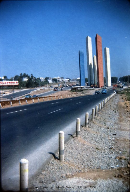 Las Torres de Satélite en 1966