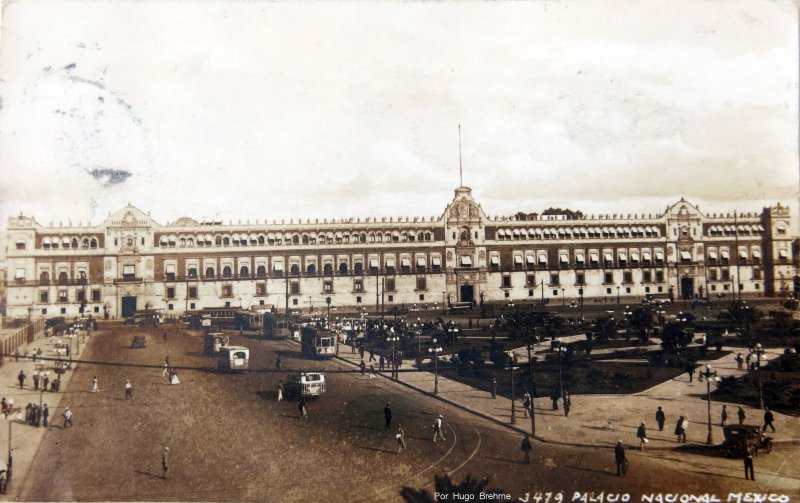 El Palacio nacional por el Fotografo Hugo Brehme