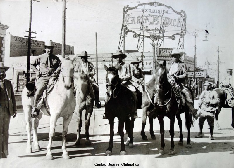 Rebeldes victoriosos entrando a la ciudad posiblemente durante la Revolucion Mexicana