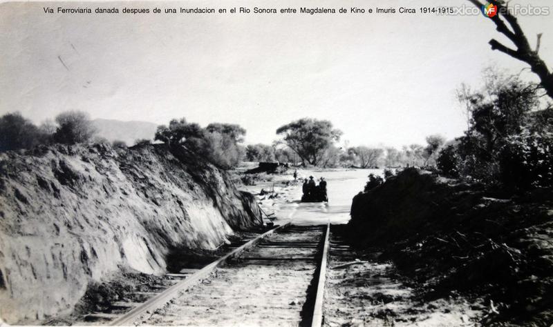 Via Ferroviaria danada despues de una Inundacion en el Rio Sonora entre Magdalena de Kino e Imuris