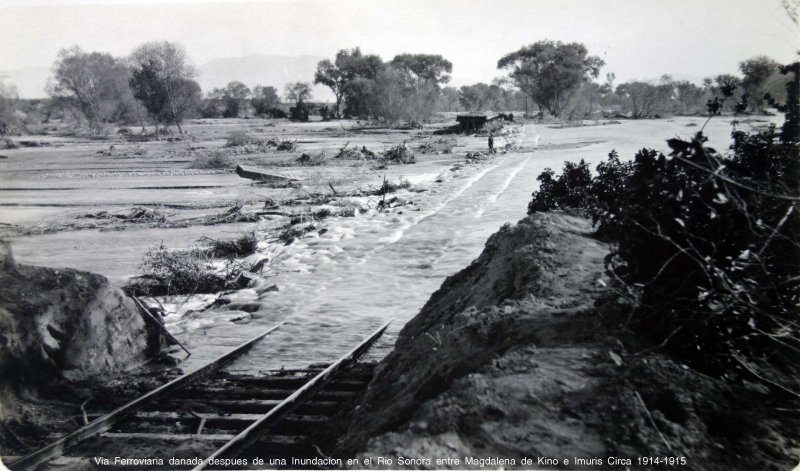 Via Ferroviaria danada despues de una Inundacion en el Rio Sonora entre Magdalena de Kino e Imuris