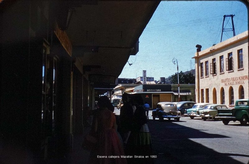 Biblioteca Pública Municipal Ing. Manuel Bonilla Escena callejera Mazatlan Sinaloa en 1950