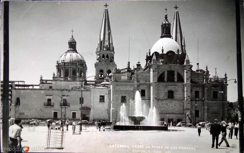 La Catedral desde La Plaza de los Poderes Entre