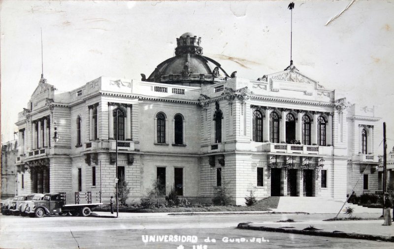 Edificio de La Universidad entre