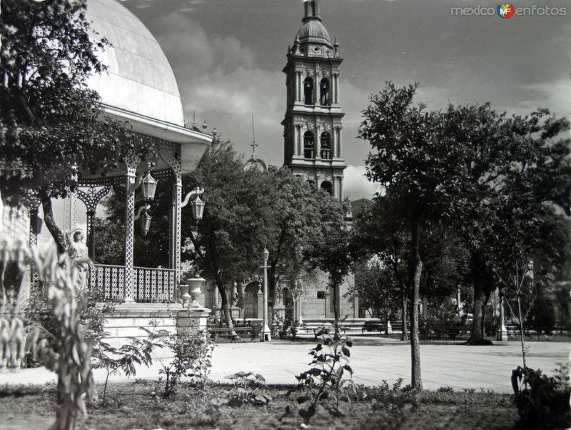 Plaza Zaragoza, kiosko y catedral de Monterrey, N.L.