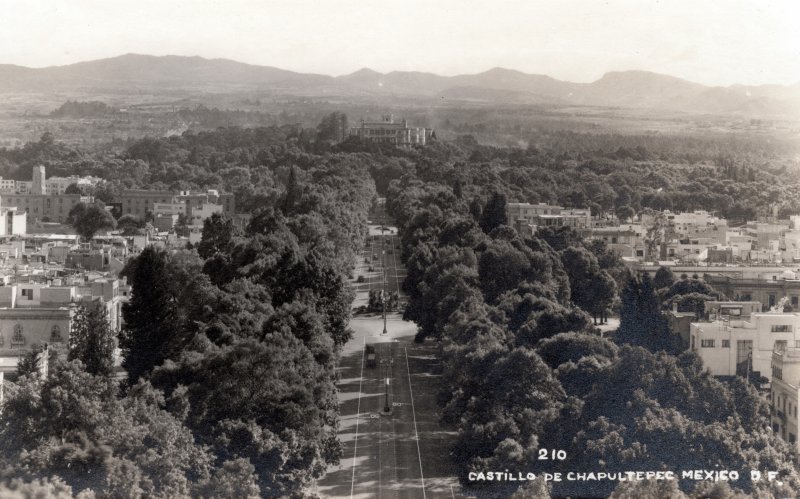 Vista al Castillo de Chapultepec en Paseo de la Reforma