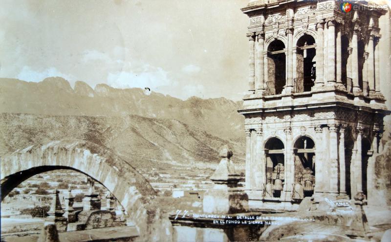 Detalle de la Torre de Catedral al fondo la Sierra Madre