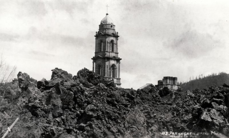 Ruinas del templo de Parangaricutiro despúes de la erupción del volcán Paricutín