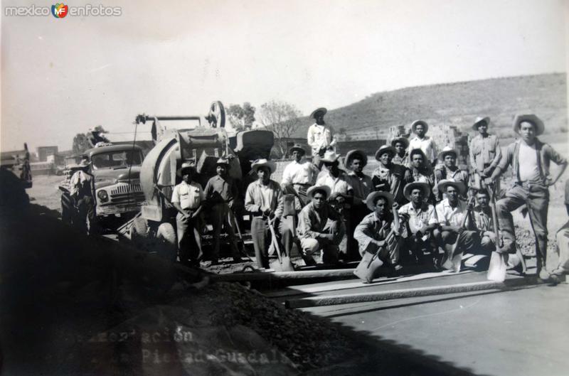 Trabajadores en la Construccion de La Carretera La Piedad-Guadalajara.