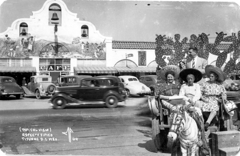 Café tradicional y turistas en Tijuana