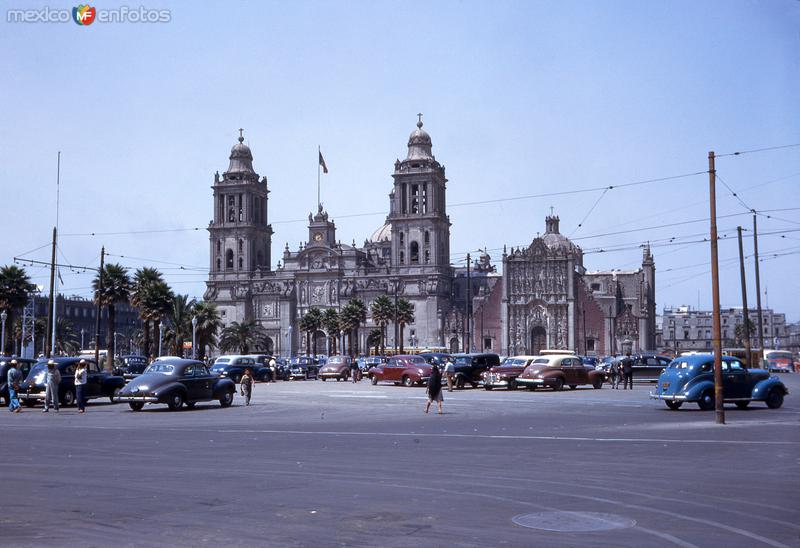 Zócalo y Catedral Metropolitana (1947)