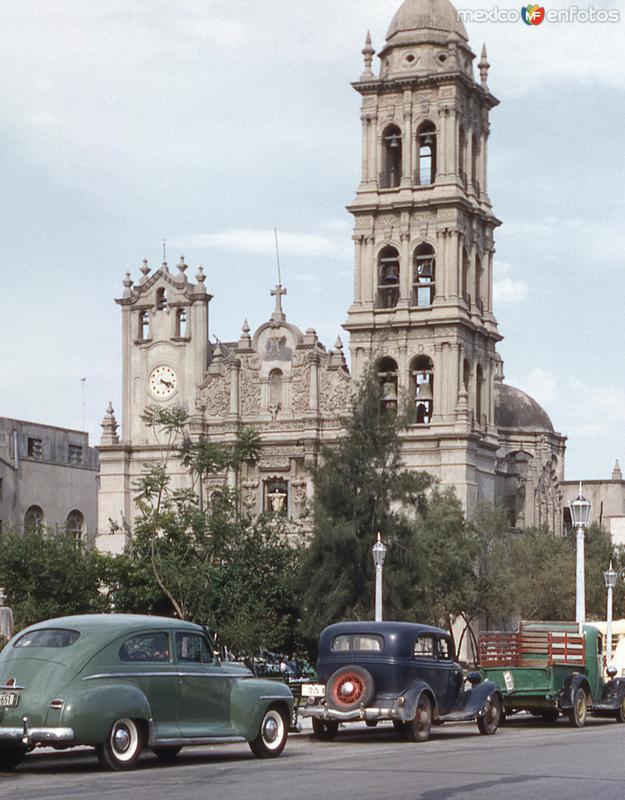 Catedral de Monterrey y autos frente a la Plaza Zaragoza (1954)