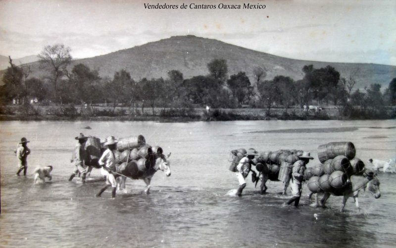 Tipos Mexicanos Vendedores de Cantaros Oaxaca Mexico.