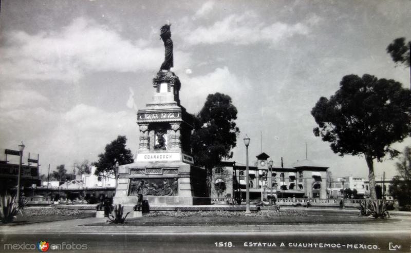 Estatua a Cuahutemoc.