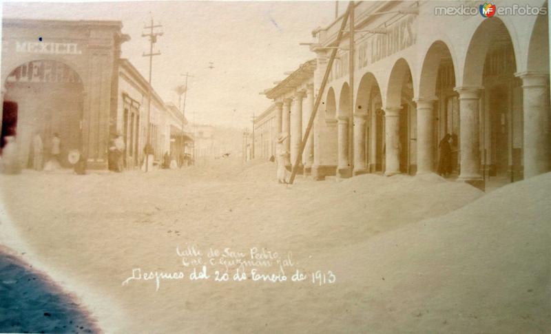 Calle de San Pedro despues de la Erupcion de el Volcan de Colima el 20 de Enero de 1913