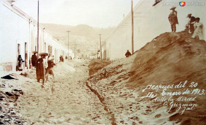 Calle de La Merced despues de la Erupcion de el Volcan de Colima el 20 de Enero de 1913