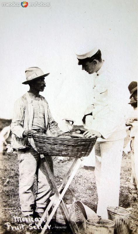 Tipos Mexicanos Vendedor de Frutas durante la Intervencion Estadounidense.