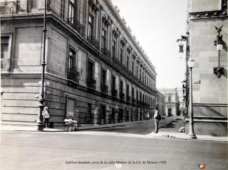 Edificio hundido cerca de la calle Madero de la Cd. de Mexico 1928