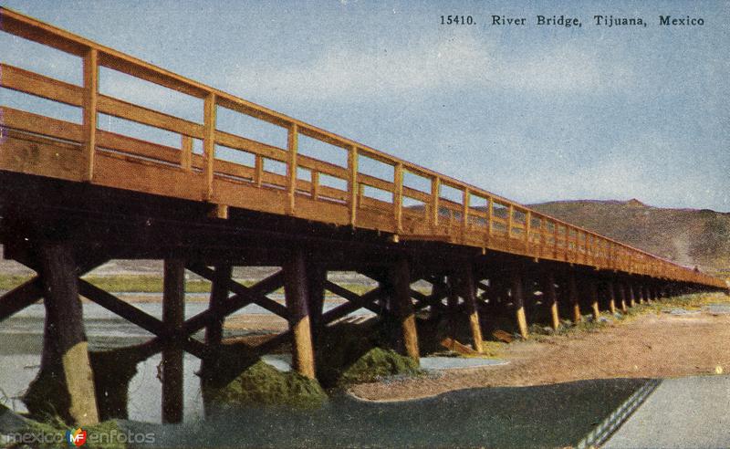 Puente sobre el Río Tijuana