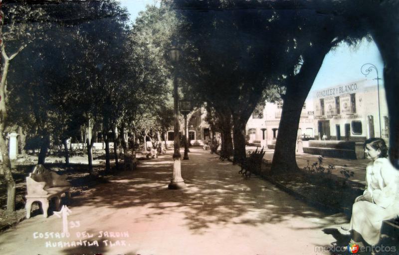 A un costado de el Jardin.