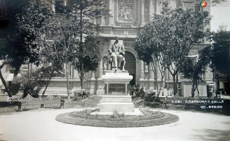 Estatua a D. Carmona y Valle de la ciudad de Mexico.