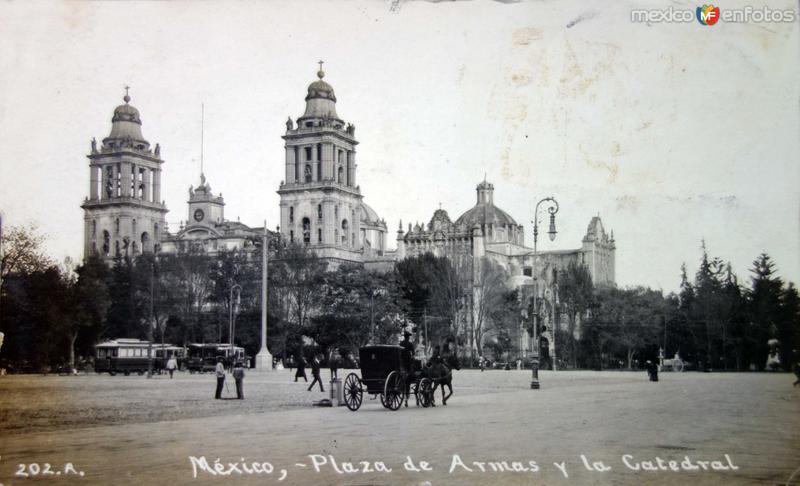 La Plaza de Armas y catedral ( Circulada el 8 de Agosto de 1907 ) .