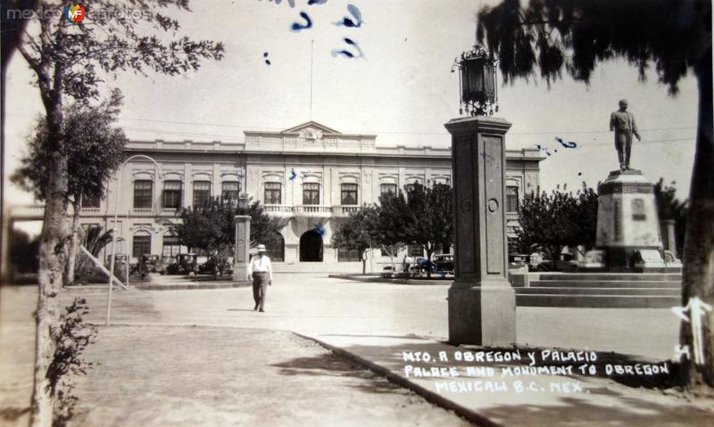 Monumento a Alvaro Obregon y el palacio ( Circulada el 21 de Diciembre de 1944 ).